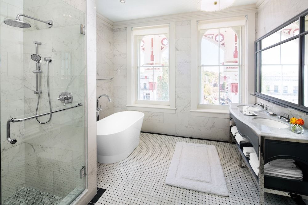 The Adelphi Hotel Premier Room, 1 King Bed (Broadway) 5