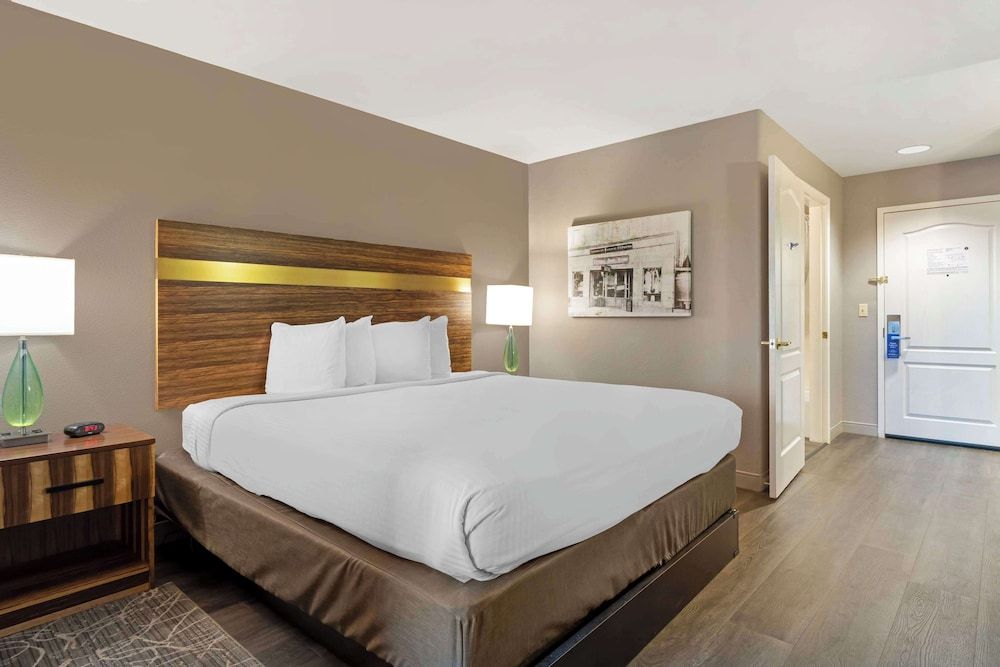 Suite, 2 Bedrooms, Non Smoking, Refrigerator & Microwave