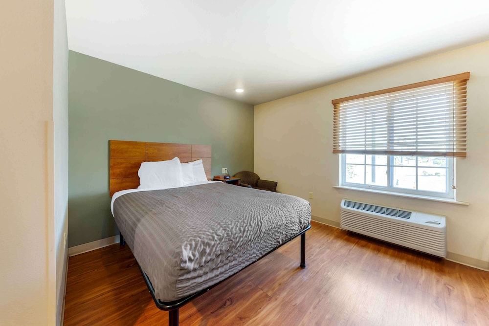 Standard Studio, 1 Queen Bed, Non Smoking, Refrigerator & Microwave