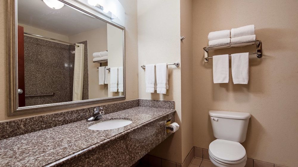 Best Western Refugio Inn Standard Room, 2 Queen Beds, Non Smoking, Refrigerator & Microwave 3