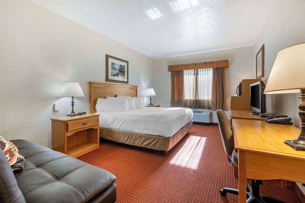 Best Western Devils Tower Inn Standard Room, 1 King Bed, Non Smoking, Refrigerator & Microwave