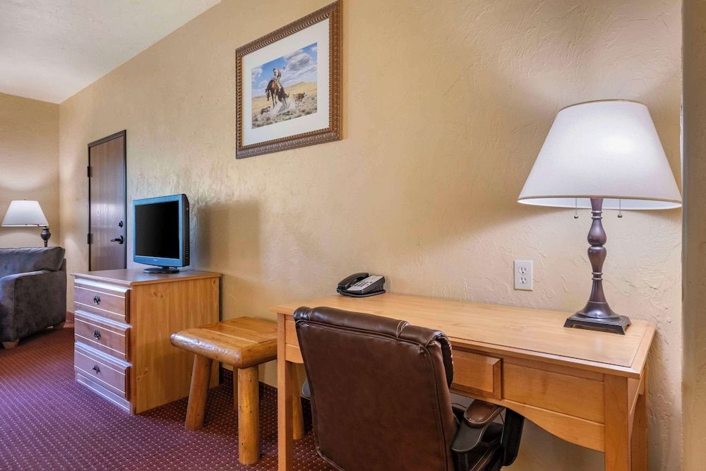 Best Western Devils Tower Inn Standard Room, 2 Queen Beds, Non Smoking, Refrigerator & Microwave 4