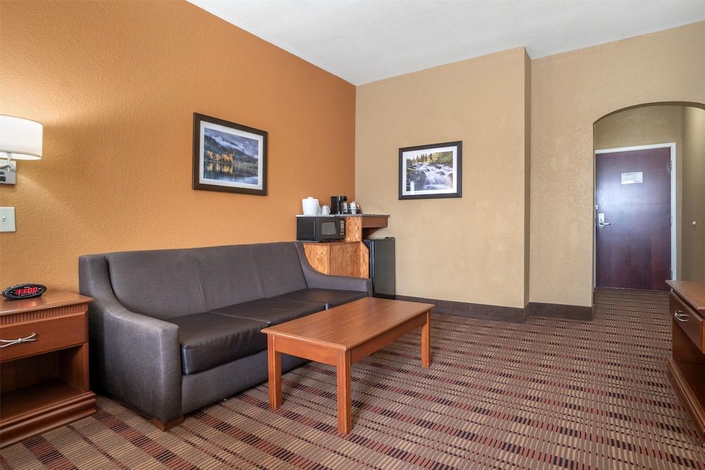 Best Western Plaquemine Inn Suite, 1 King Bed, Accessible, Refrigerator & Microwave 3