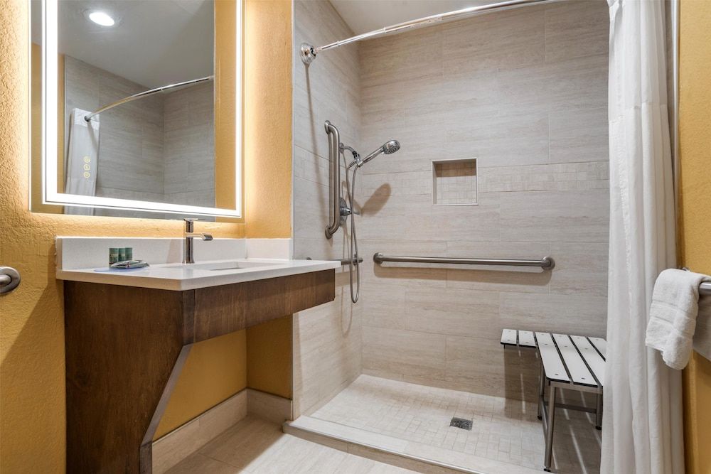 Best Western Plaquemine Inn Standard Room, 2 Queen Beds, Accessible, Refrigerator & Microwave 4