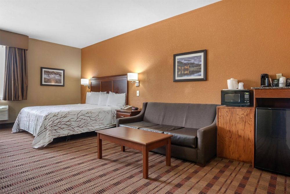 Best Western Plaquemine Inn Suite, 1 King Bed, Accessible, Refrigerator & Microwave 2