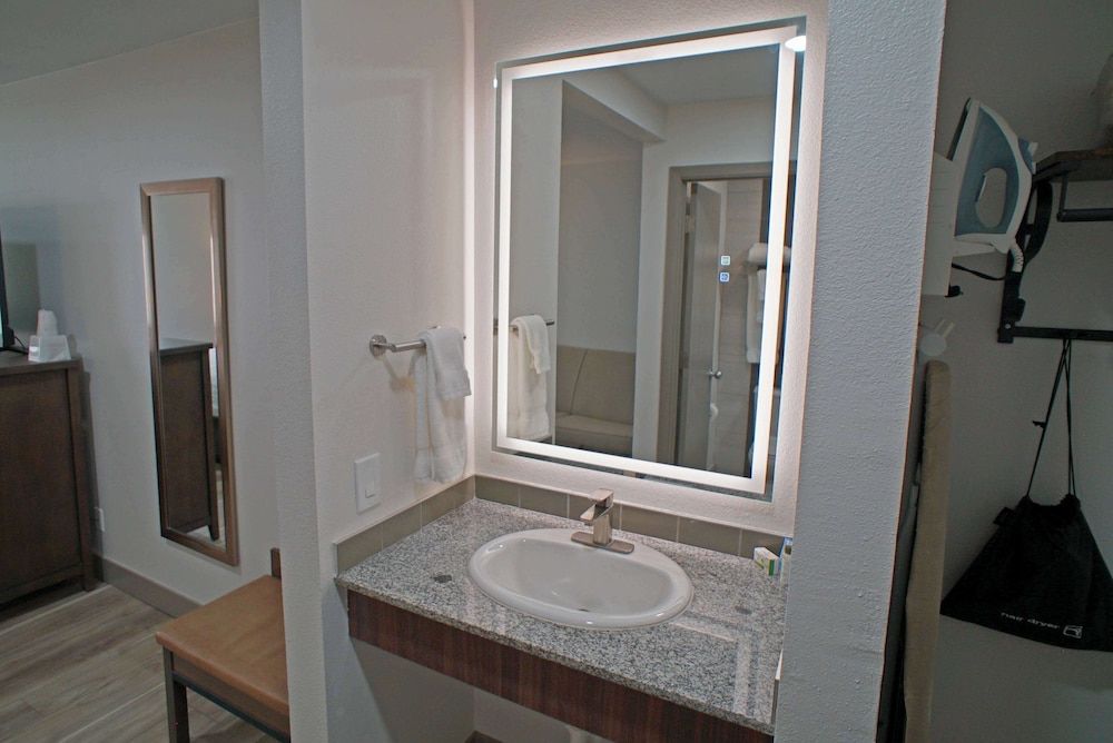 Baymont by Wyndham Monte Vista Room, 1 King Bed, Non Smoking 4