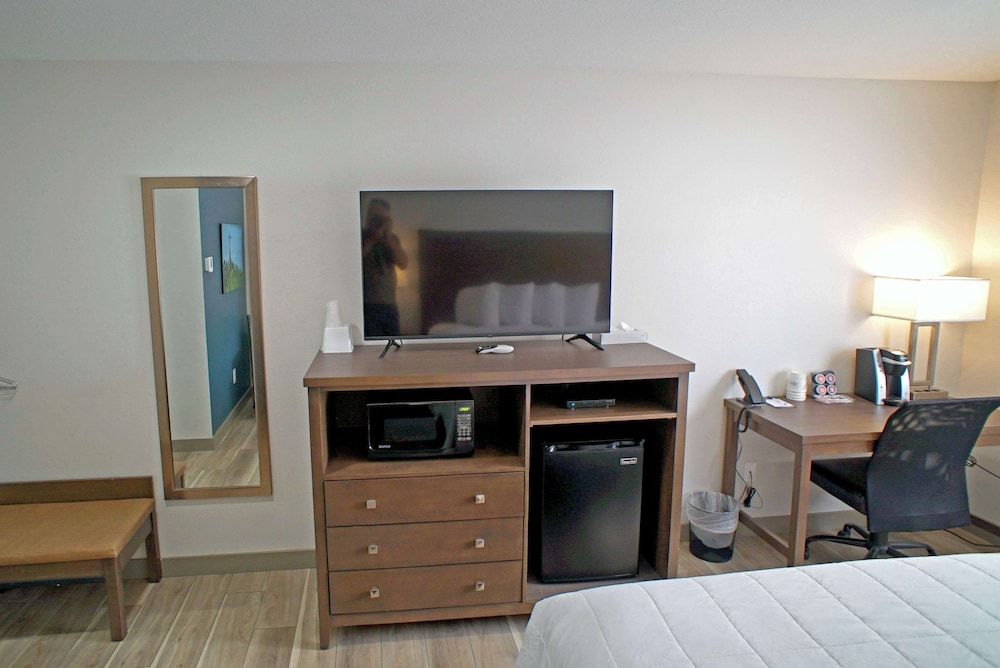 Baymont by Wyndham Monte Vista Room, 1 King Bed, Mobility Accessible, Non Smoking (Mobility, Roll-in Shower) 7