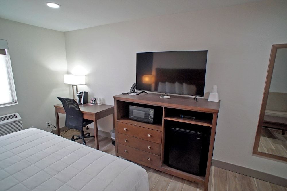 Baymont by Wyndham Monte Vista Room, 1 King Bed, Non Smoking 6