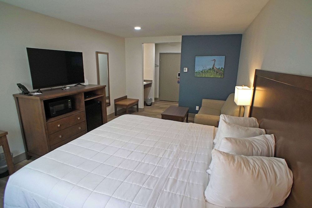 Baymont by Wyndham Monte Vista Room, 1 King Bed, Non Smoking 2