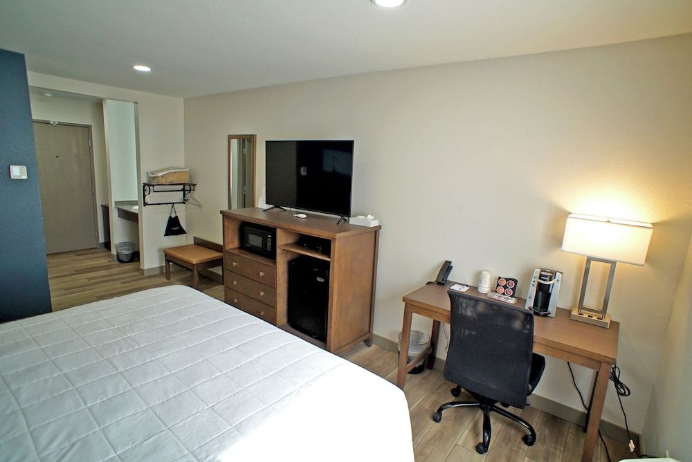 Baymont by Wyndham Monte Vista Room, 1 King Bed, Mobility Accessible, Non Smoking (Mobility, Roll-in Shower) 6