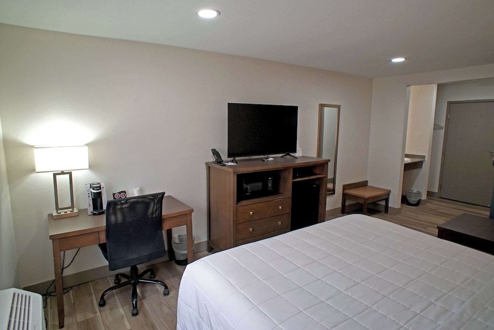 Baymont by Wyndham Monte Vista Room, 1 King Bed, Non Smoking 8