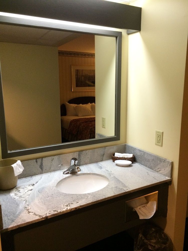 Fairbanks Inn Standard Room, 2 Queen Beds 5