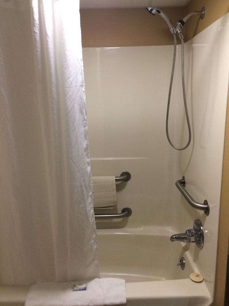 Fairbanks Inn Standard Room, 2 Queen Beds 4