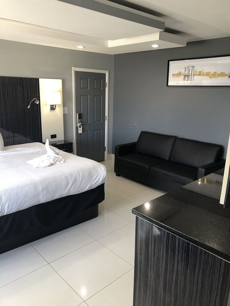 Luxury Double Room, 1 King Bed, Marina View, Corner