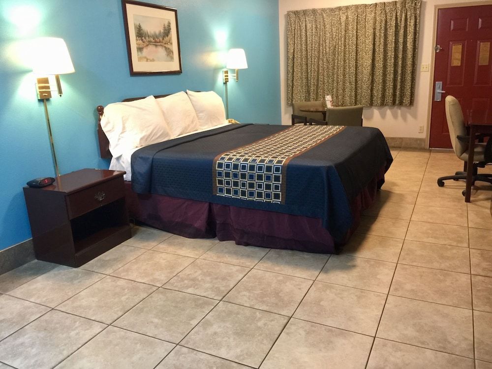 Deluxe Room, 1 King Bed, Non Smoking, Refrigerator & Microwave