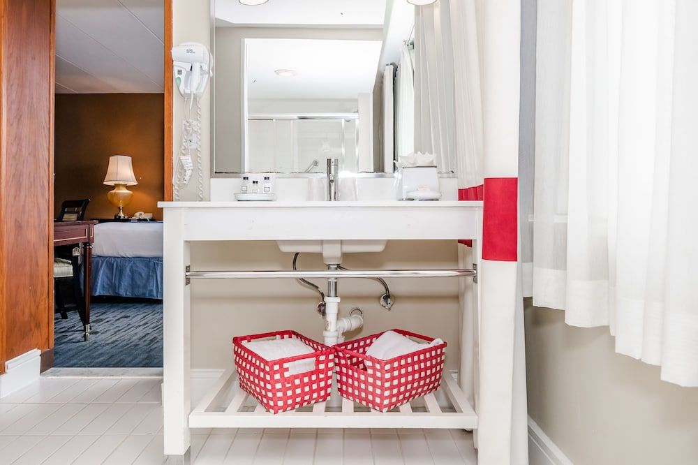 Metro Points Hotel Junior Suite, 1 King Bed 8