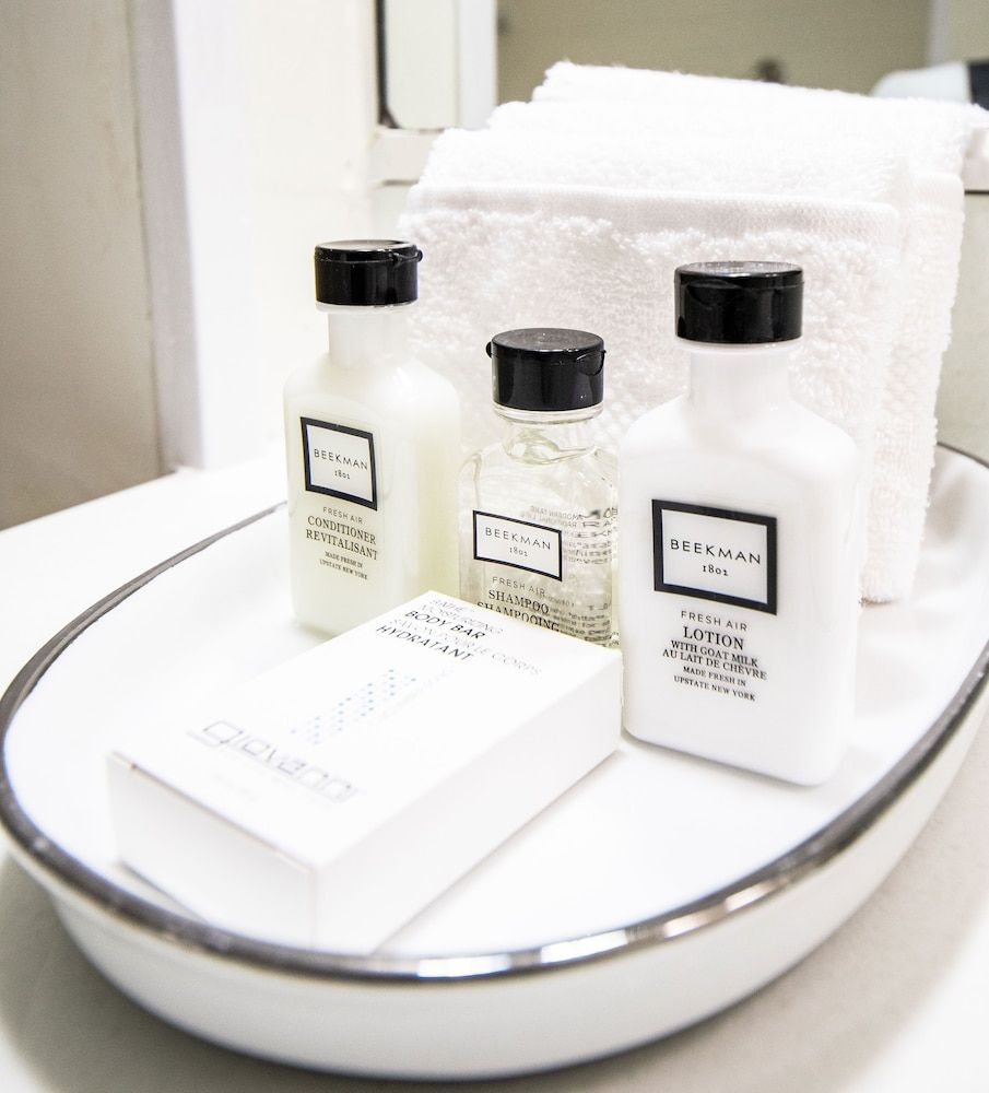 Metro Points Hotel Junior Suite, 1 King Bed 5