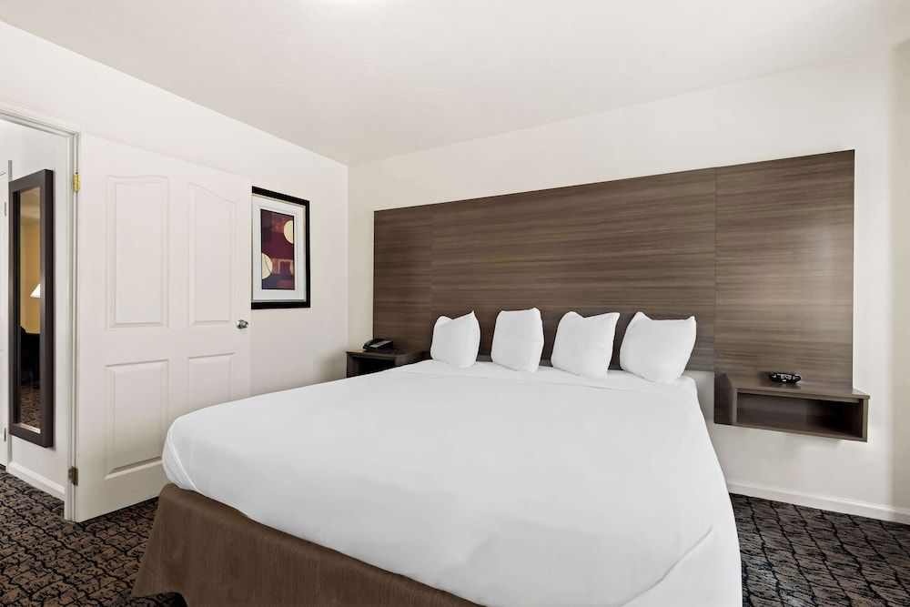 Best Western El Centro Inn Suite, 1 King Bed, Non Smoking, Refrigerator & Microwave 3