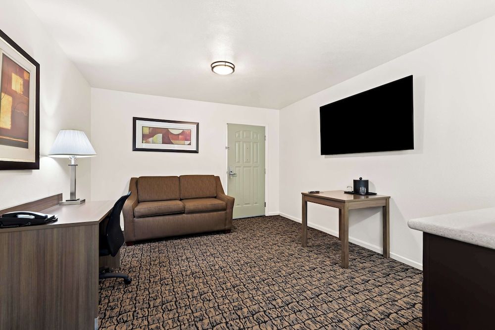 Best Western El Centro Inn Suite, 1 King Bed, Non Smoking, Refrigerator & Microwave 6