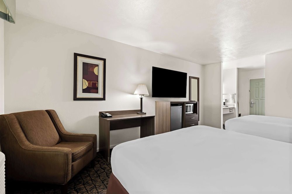 Best Western El Centro Inn Executive Room, Multiple Beds, Non Smoking, Refrigerator & Microwave 4