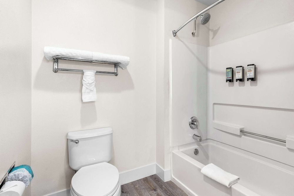 Best Western El Centro Inn Standard Room, 1 King Bed, Accessible, Non Smoking 4