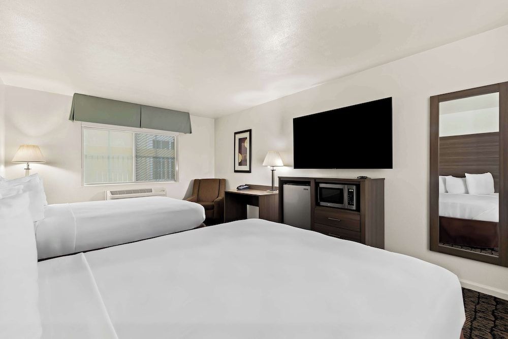 Best Western El Centro Inn Executive Room, Multiple Beds, Non Smoking, Refrigerator & Microwave 3