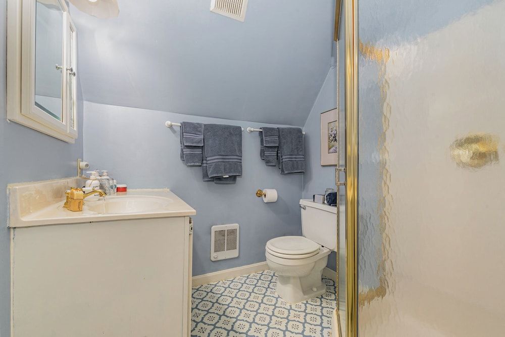 Fallen Tree Farm Bed & Breakfast Room, Private Bathroom (Coyle's Hideaway - 3rd Floor) 5