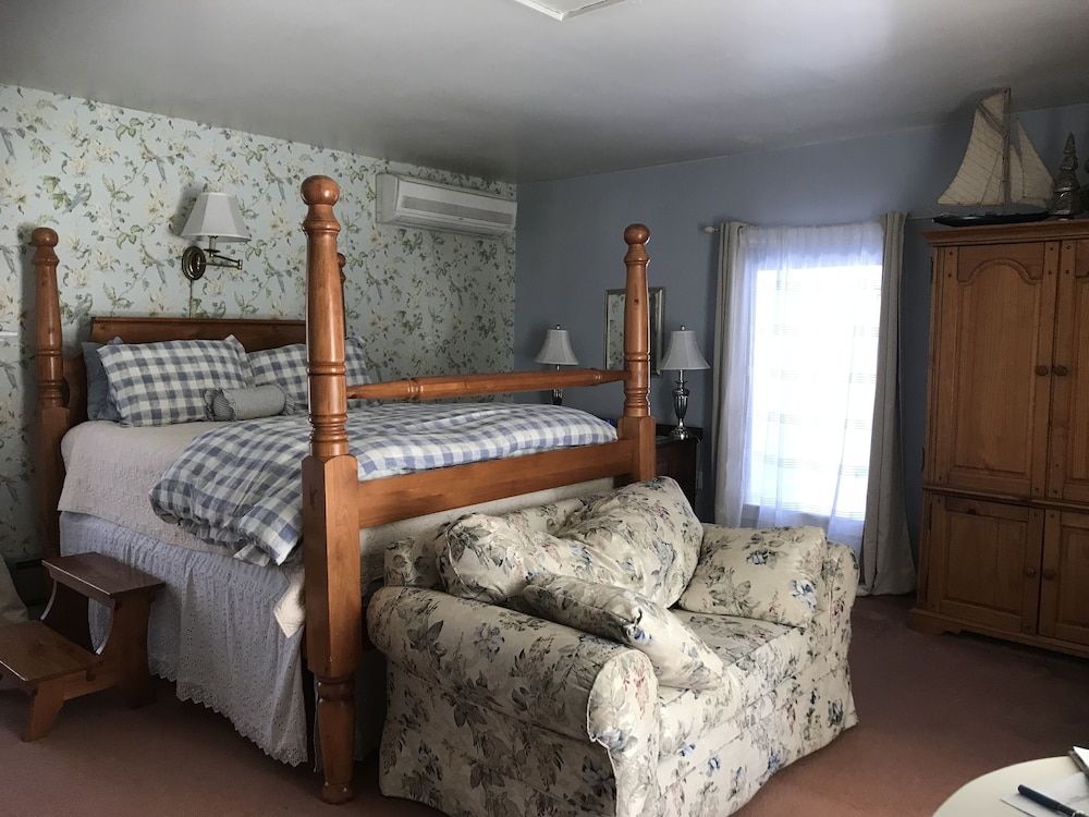 Fallen Tree Farm Bed & Breakfast Room, Private Bathroom (Coyle's Hideaway - 3rd Floor)