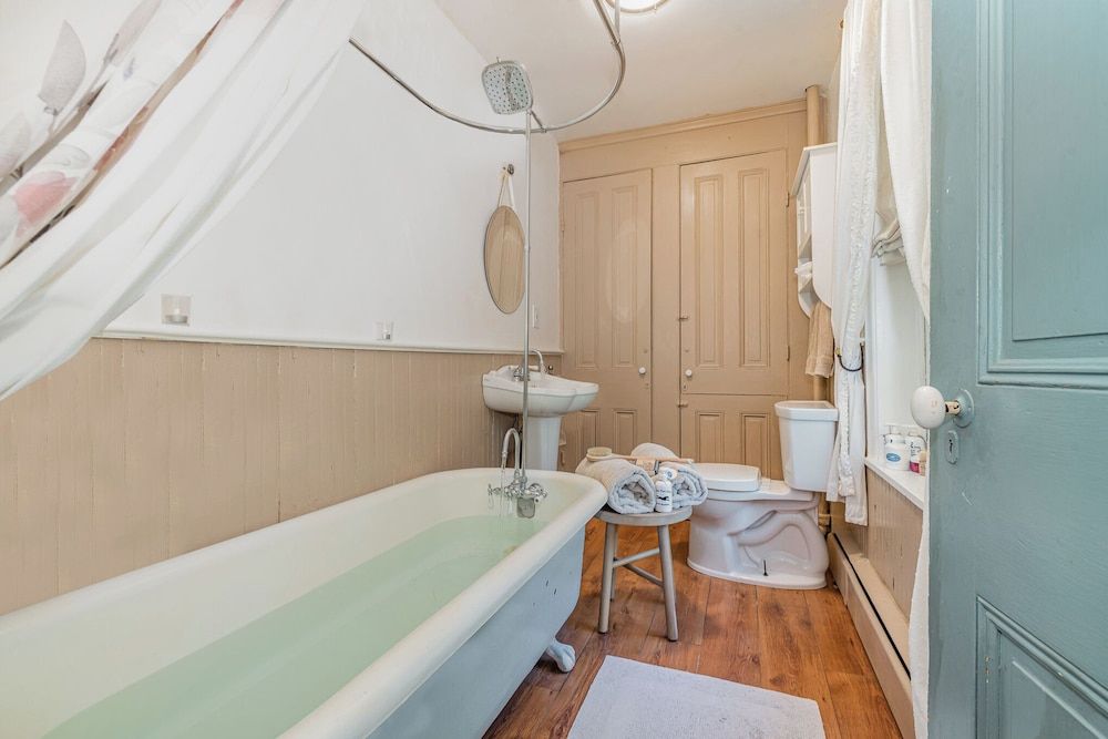 Fallen Tree Farm Bed & Breakfast Room, Private Bathroom (Grey Mare's Quarters) 4