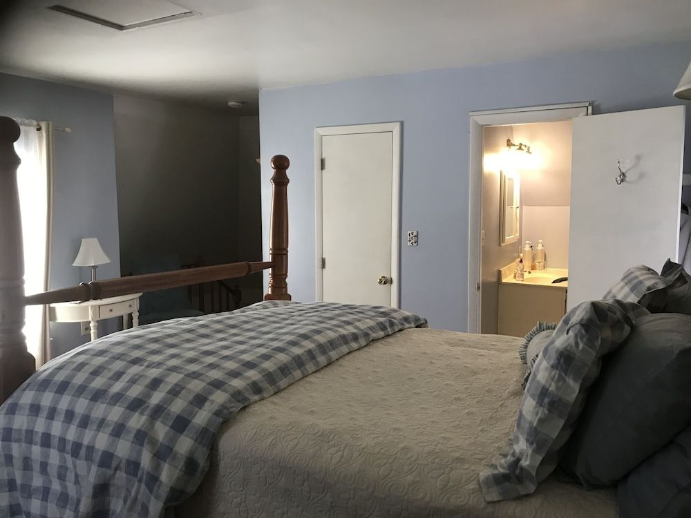 Fallen Tree Farm Bed & Breakfast Room, Private Bathroom (Coyle's Hideaway - 3rd Floor) 3