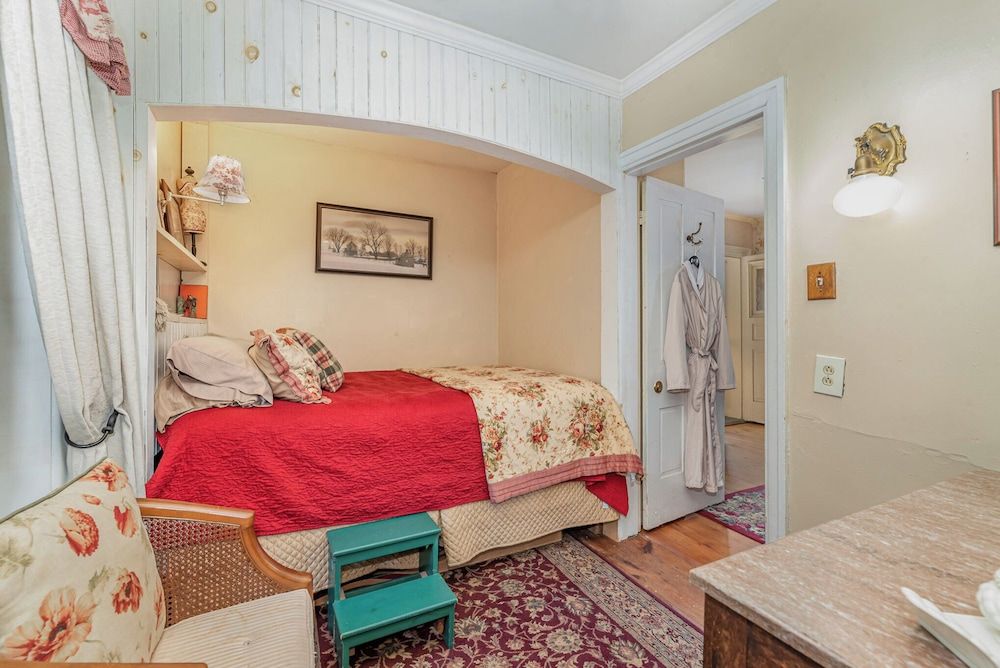 Fallen Tree Farm Bed & Breakfast Room, Private Bathroom (Grey Mare's Quarters) 2