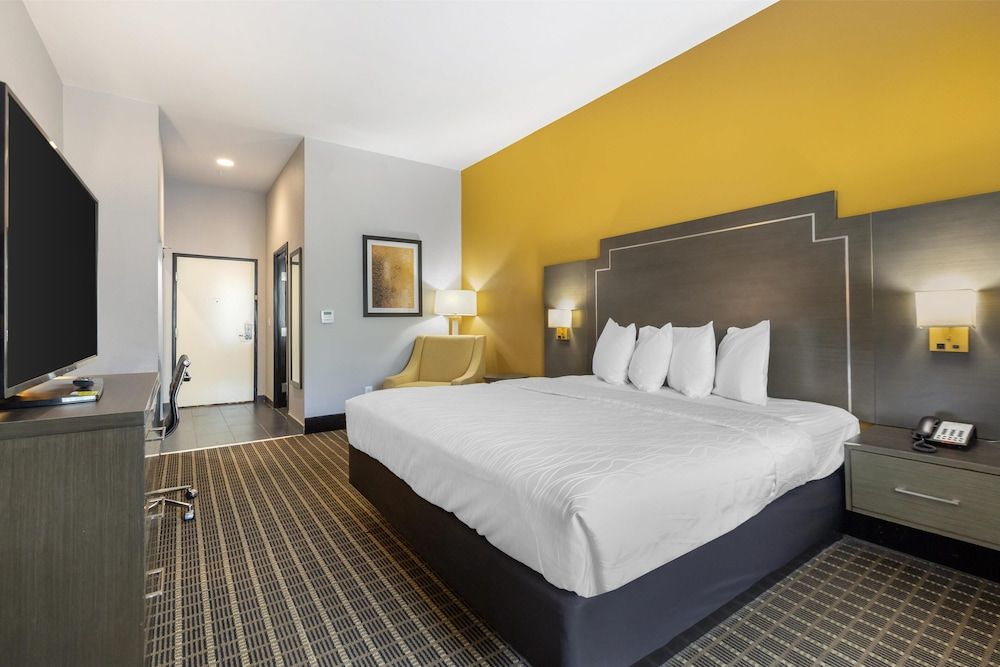 Standard Room, 1 King Bed, Non Smoking, Refrigerator & Microwave