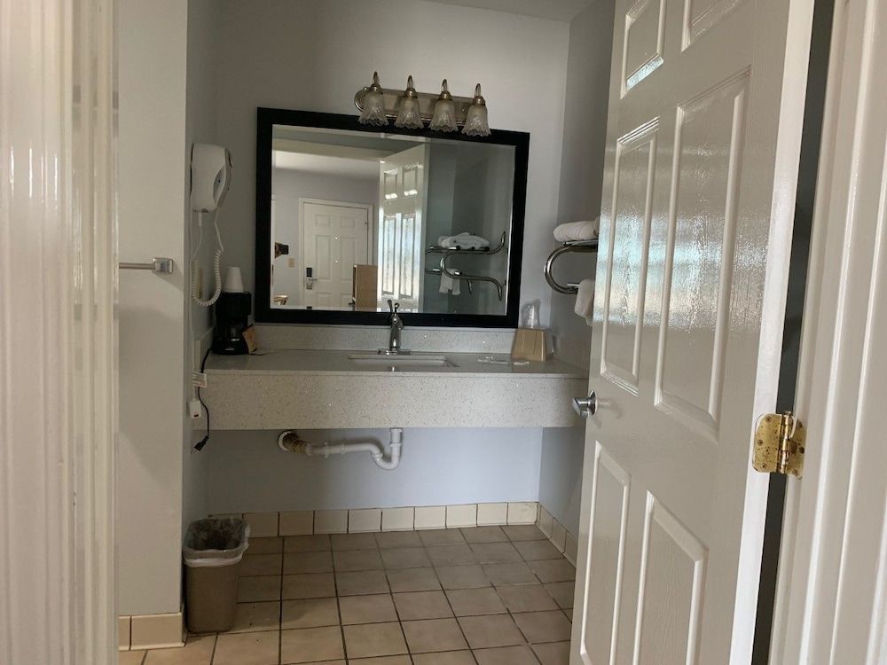 Key West Inn - Childersburg Room, 1 King Bed, Accessible, Non Smoking 4