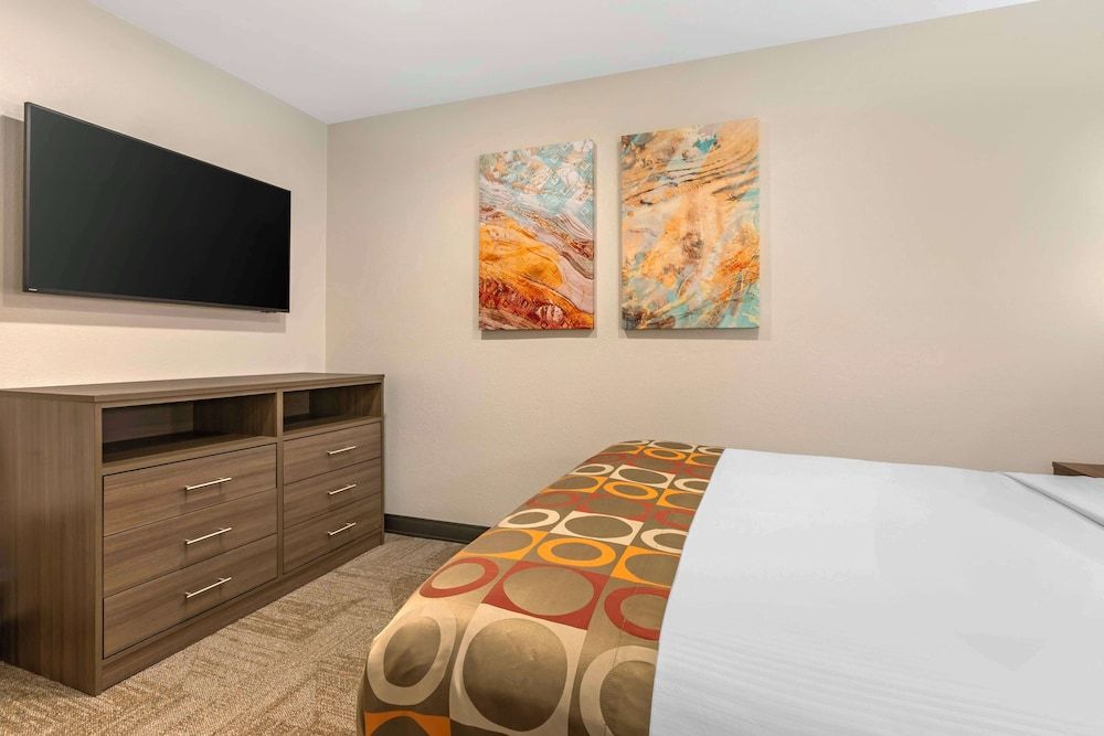 Best Western Desert Inn Suite, Multiple Beds, Non Smoking, Refrigerator & Microwave 2