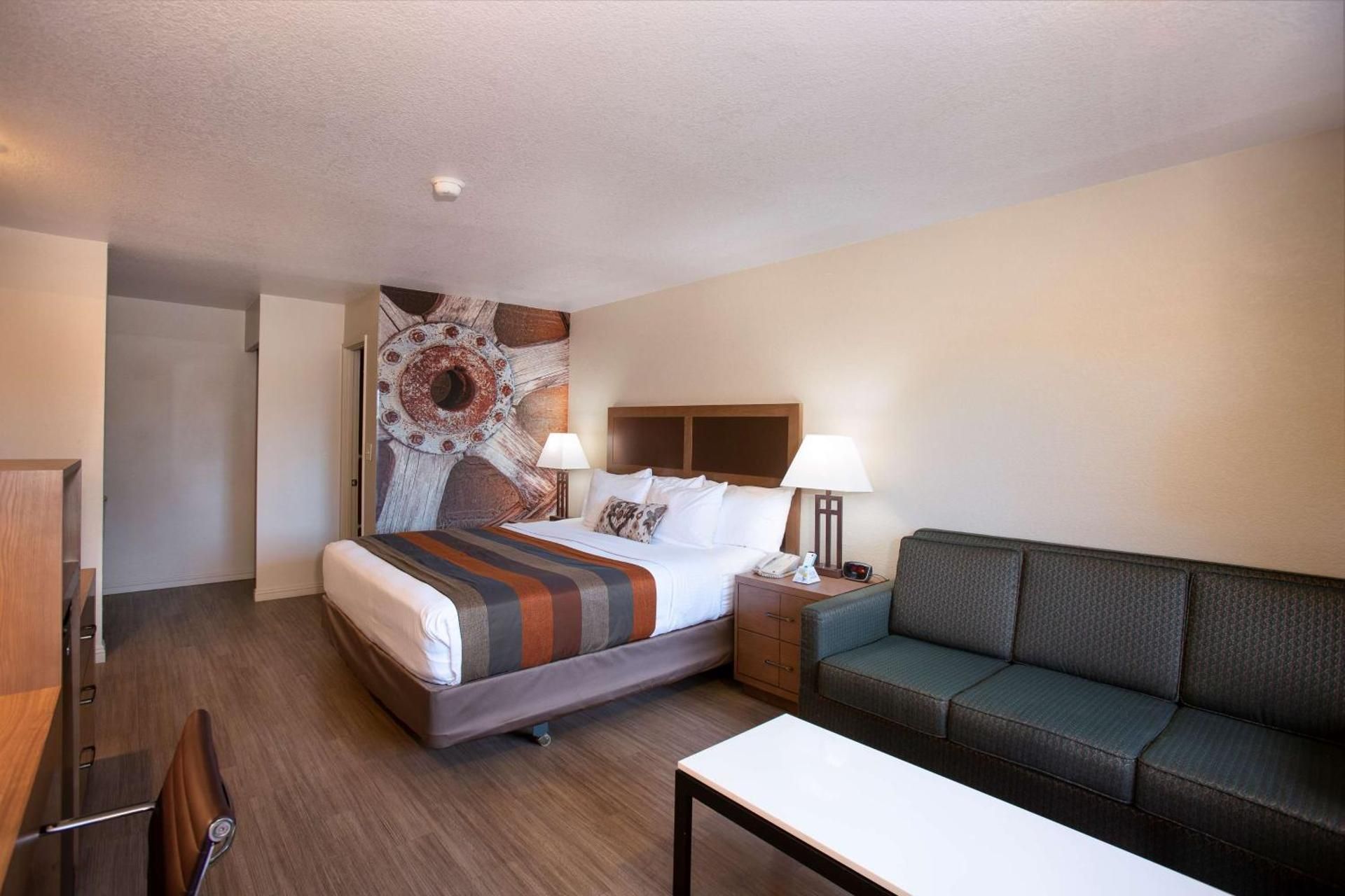1 King Bed, Nonsmoking, Balcony, Sofabed