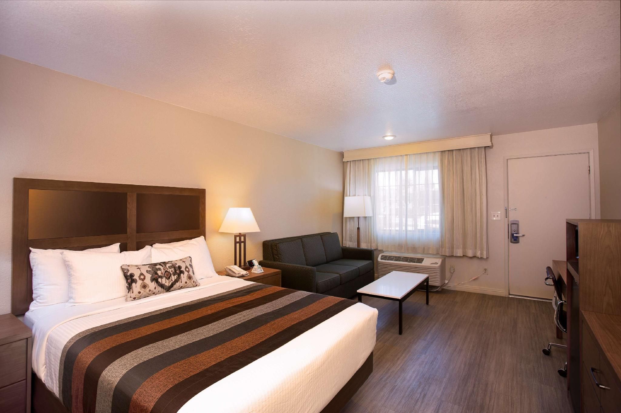 1 King Bed, Nonsmoking, Balcony, Sofabed