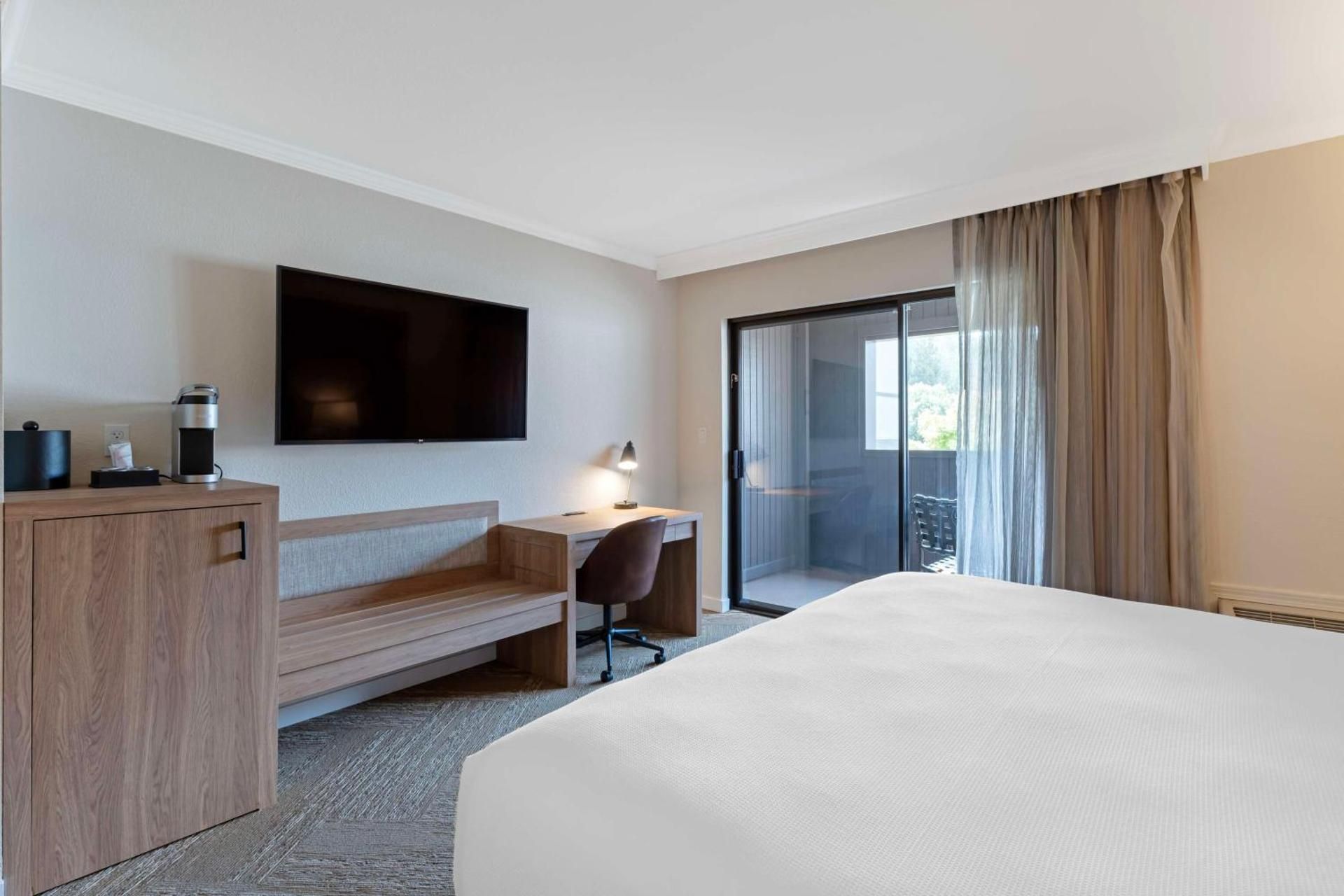 1 King Bed, Nonsmoking, Interior Entrance, Walk-in Shower