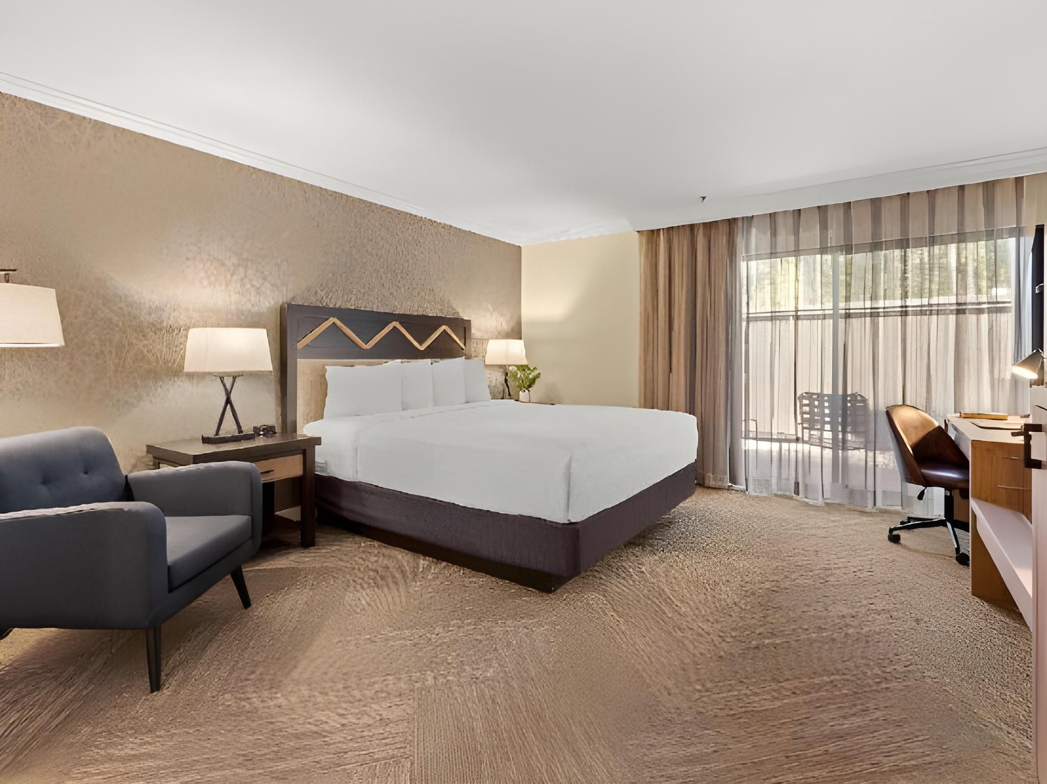 1 King Bed, Nonsmoking, Ground Floor, Exterior Entrance, Walk-in Shower
