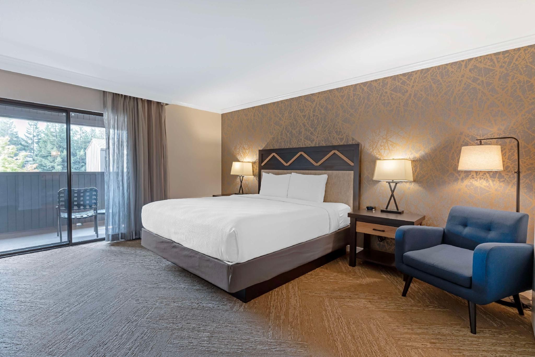 1 King Bed, Nonsmoking, Interior Entrance, Walk-in Shower