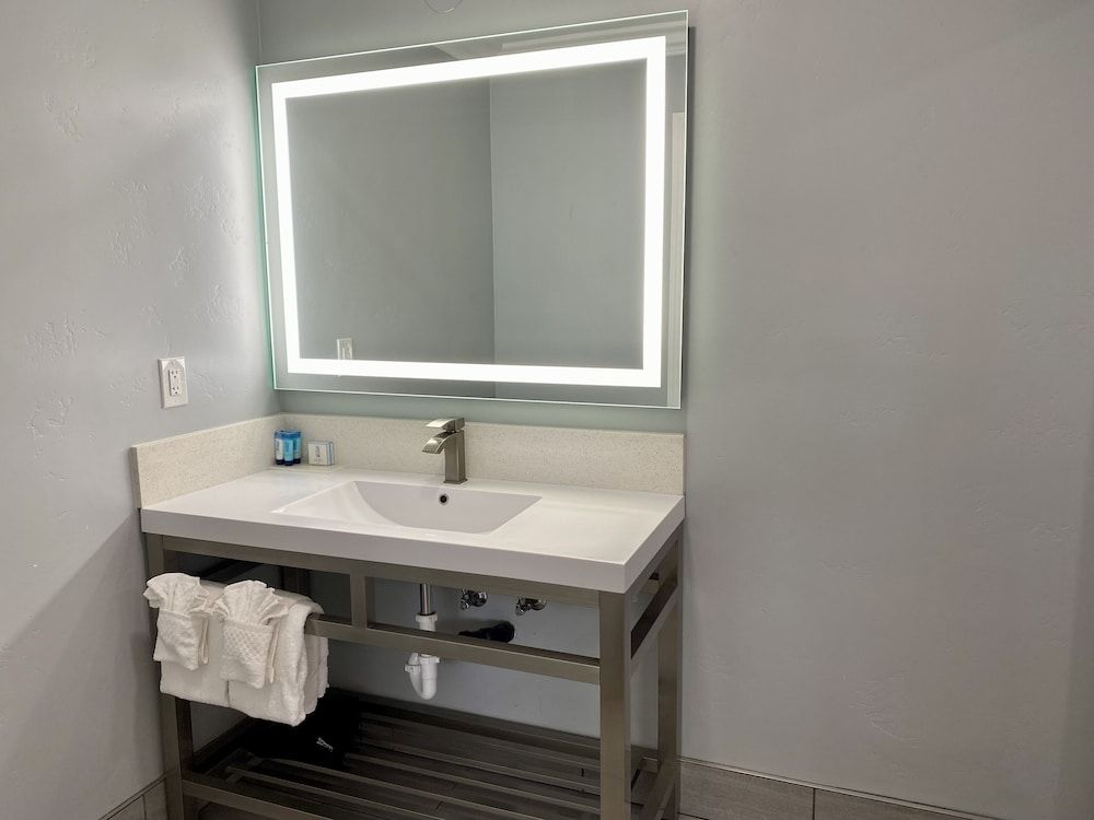 Lone Oak Lodge Room, 1 King Bed 5