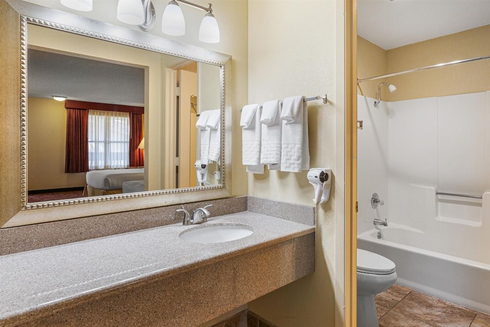 Best Western Pine Springs Inn Standard Room, 2 Queen Beds, Accessible, Refrigerator & Microwave 4