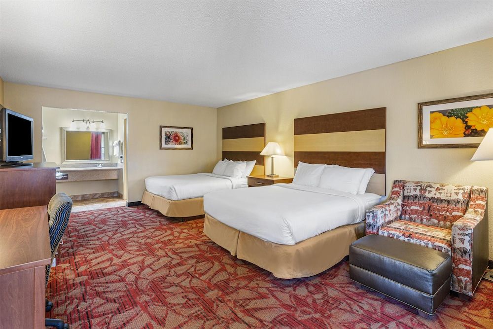 Best Western Pine Springs Inn Standard Room, 2 Queen Beds, Accessible, Refrigerator & Microwave 3