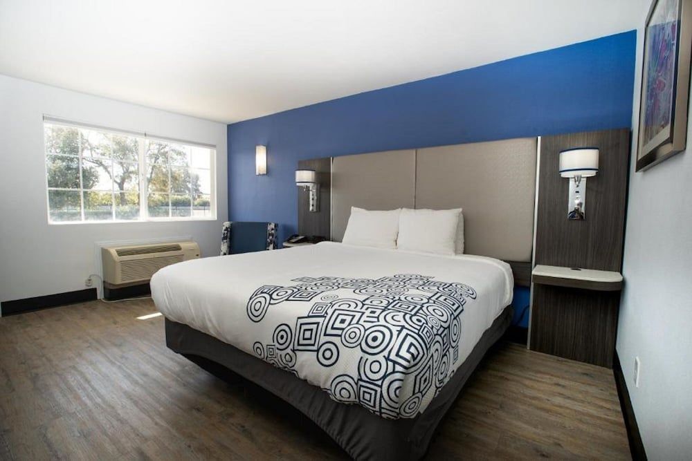 Standard Room, 1 King Bed, Accessible, Non Smoking