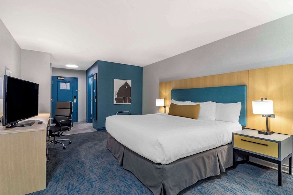 Room, 1 King Bed, Non Smoking, Hot Tub