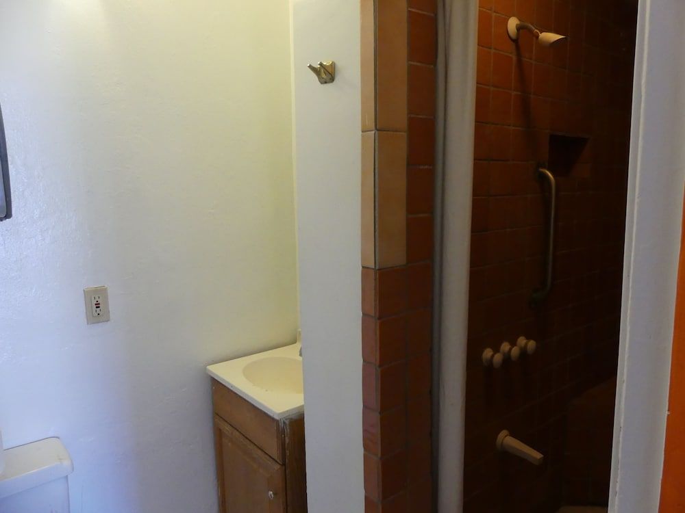 Wilshire Orange Hotel Double Room, Shared Bathroom 6