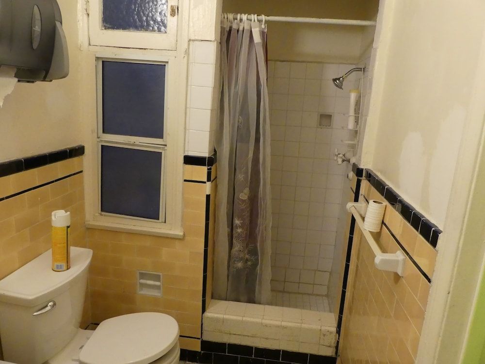 Wilshire Orange Hotel Double Room, Shared Bathroom 8