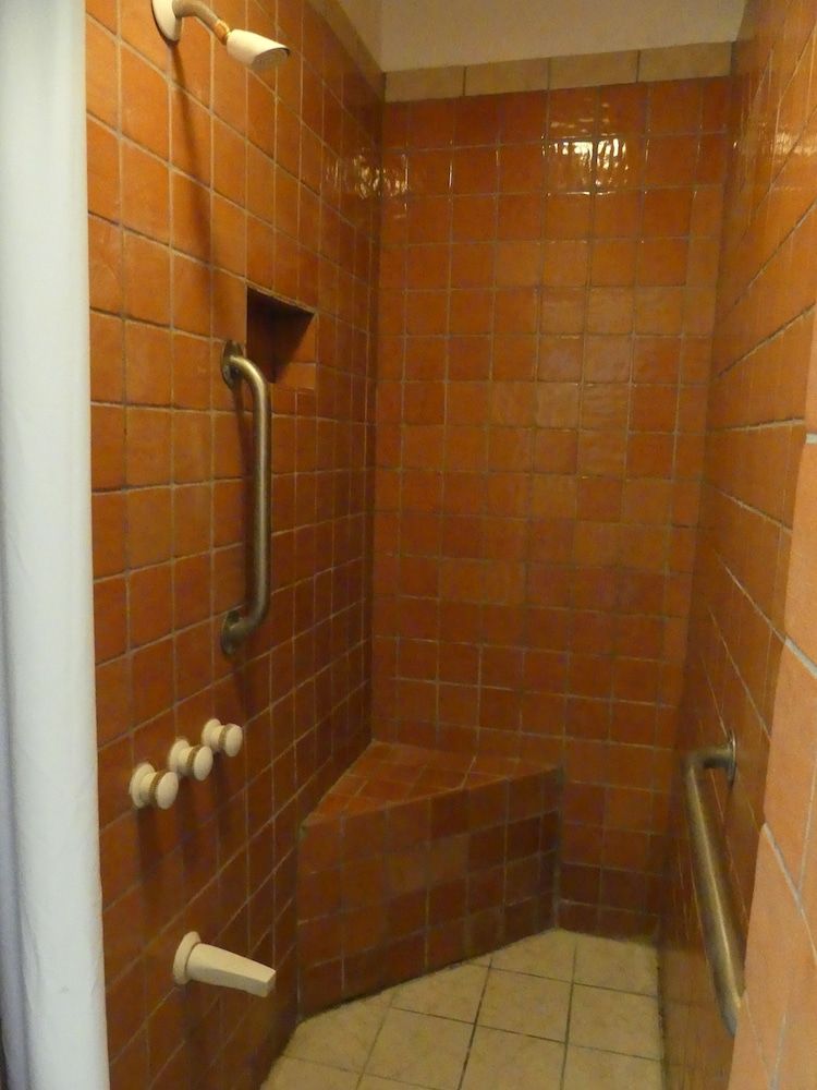 Wilshire Orange Hotel Double Room, Shared Bathroom 7