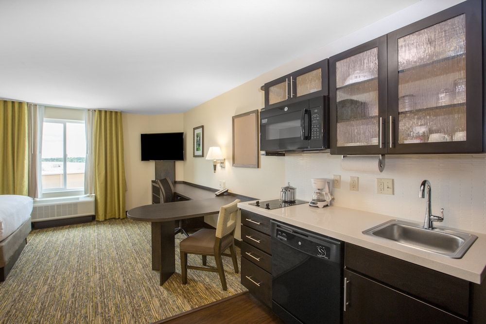 Candlewood Suites Omaha - Millard Area by IHG Studio Suite, 1 Queen Bed 4