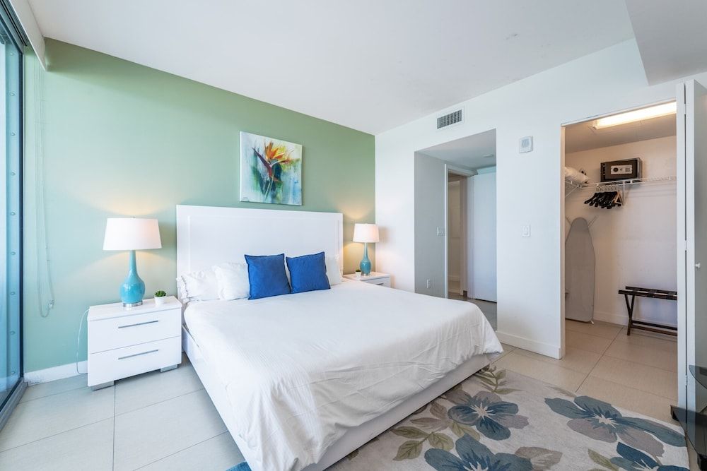 Luxury Corner Apartment, 1 Bedroom, Oceanfront