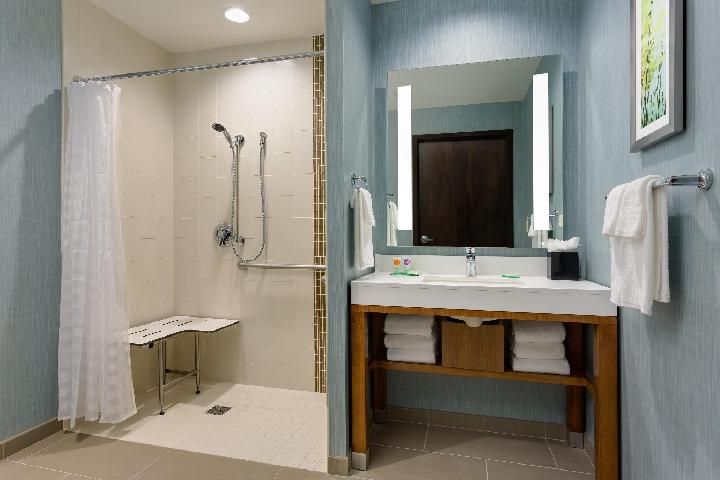 Accessible King Bed/tub (with Sofa Bed)